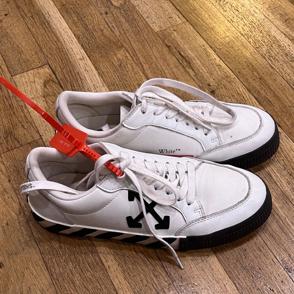 Off-White White and Black Arrow Sneakers